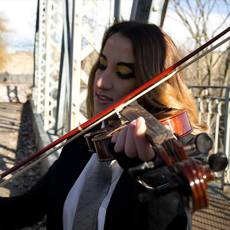 Sesión de fotos Sara: Violinista en El Campillo 4300-1