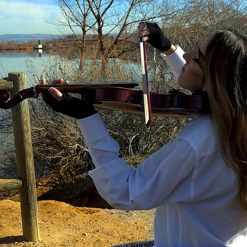 Sesión de fotos Sara: Violinista en El Campillo 4463-1