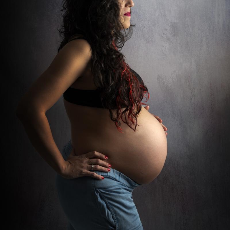 Fotografía de estudio de embarazada